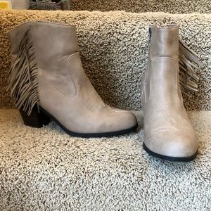 Sam & Libby Size 8 Fringe Boots